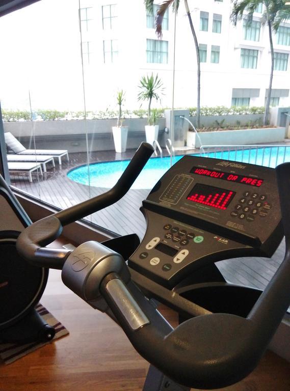 Dorsett Kuala Lumpur Hotel Exterior foto A treadmill console