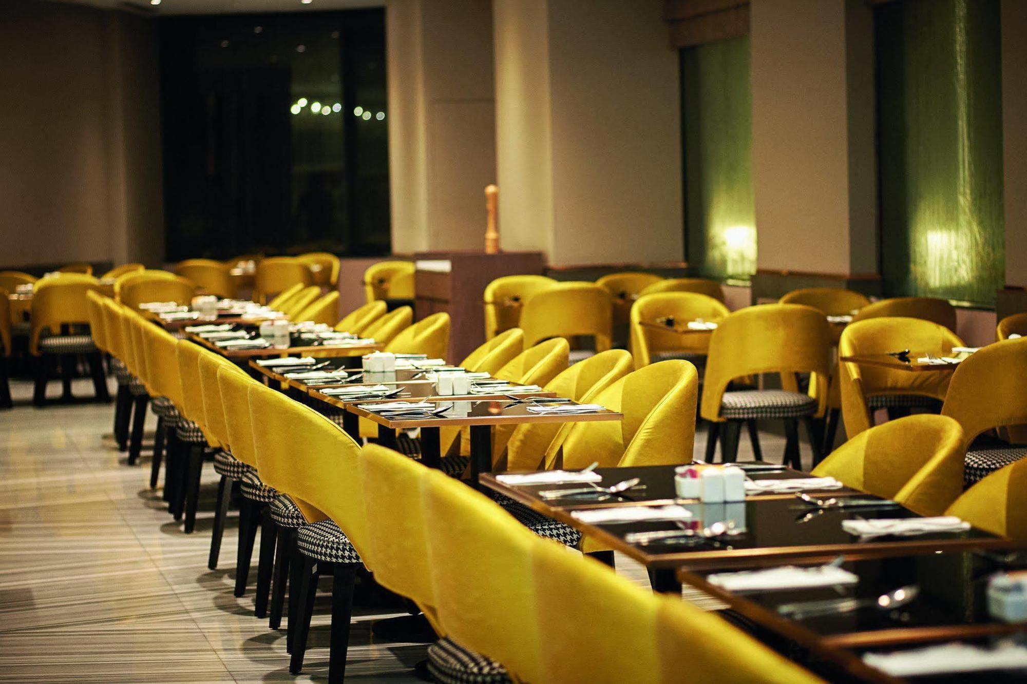 Dorsett Kuala Lumpur Hotel Exterior foto The interior of the restaurant